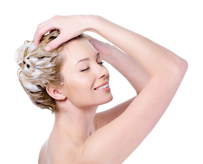 Vệ sinh da đầu giúp giảm bã nhờn trên da đầu 