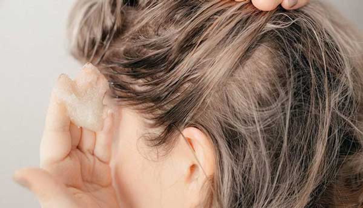 Chăm sóc tóc hàng ngày bằng việc tẩy tế bào chết da đầu 