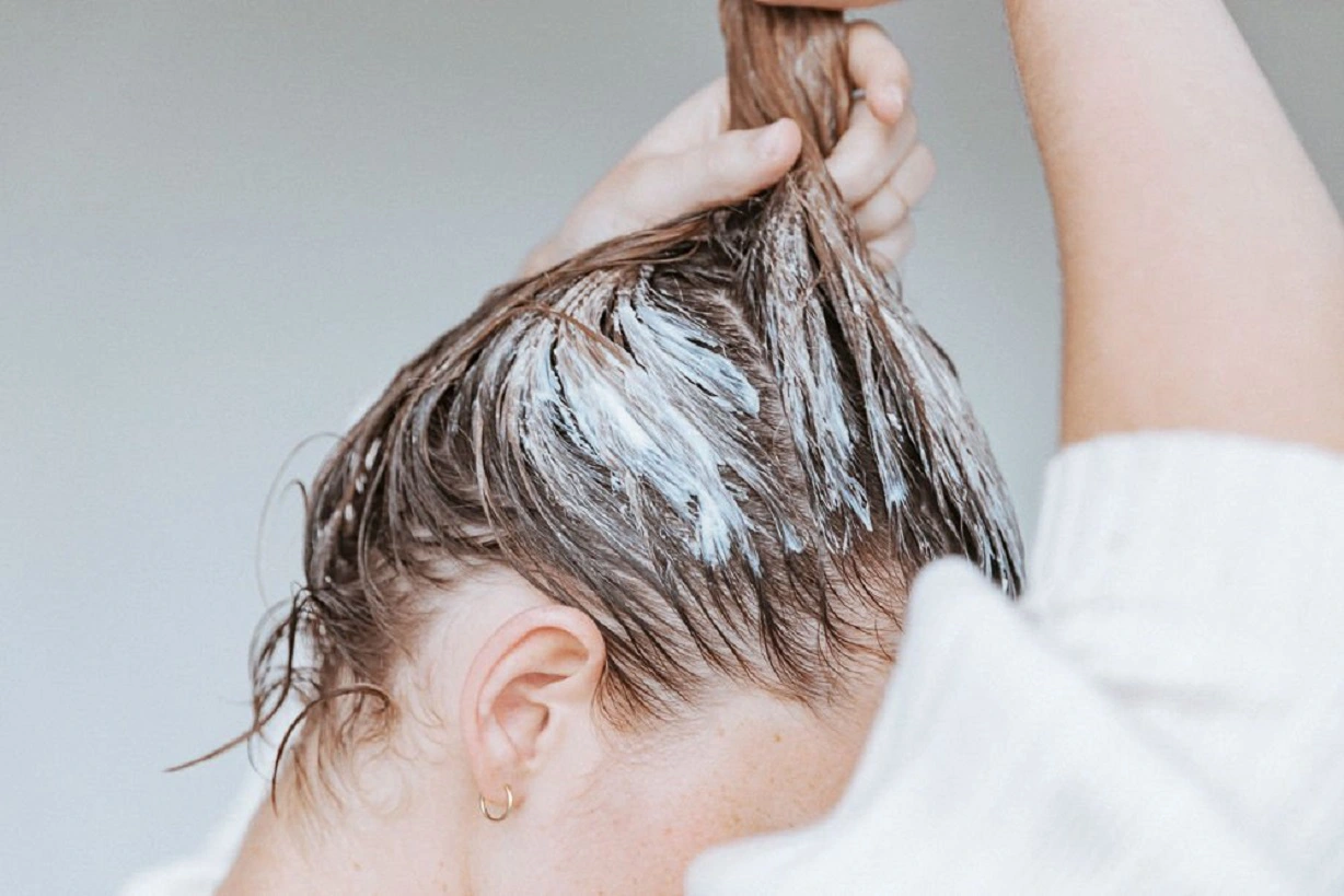 Bảo vệ da đầu bằng cách dưỡng ẩm thường xuyên 