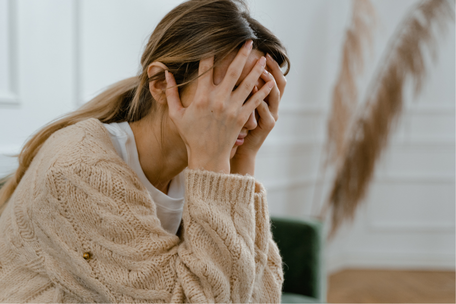 Stress là 1 trong các yếu tố khiến bạn nổi mụn lưng