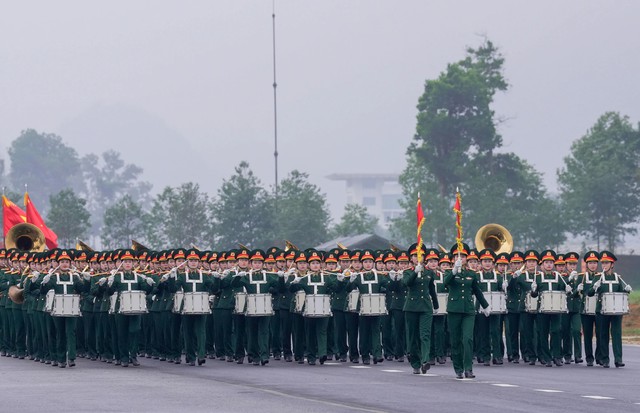 Trình diễn diễu binh 30/4